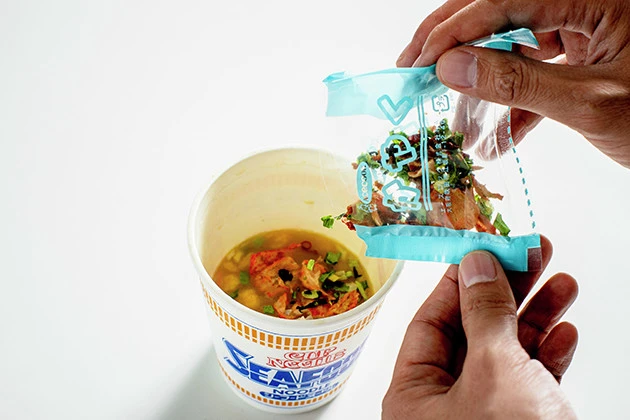 (2)焼く! 残ったスープにブタキムのかやくを入れ、片栗粉を少しずつ溶かし、全体がもっちりするまでかき混ぜる。スープが冷めていたら、面倒だが別の容器に移して先にレンチンしよう