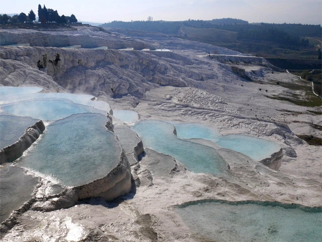 パムッカレ石灰棚は環境保護のため、人が入れるところが制限されている