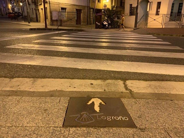 ピエドラ橋のたもとにあったホタテ貝のマークと街への矢印