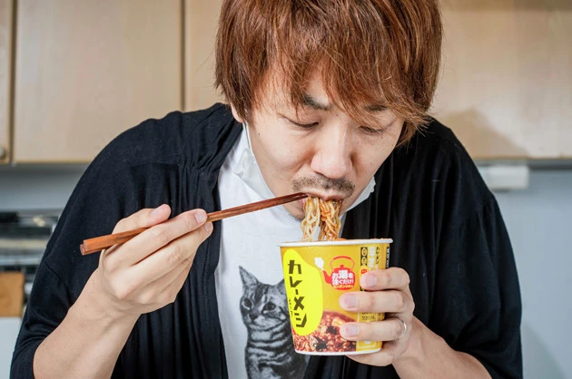 (5)激ウマ! つけダレに麺をつけるとご飯粒が大量に絡みつくが、これが不思議とひき肉と錯覚できて贅沢な気分に。味の相性も抜群。カロリーの過剰摂取は気にせず、無心で麺をすすれ!