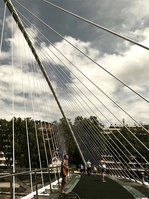 サンティアゴ・カラトラバ設計の「スビズリ橋」。バスカーのカールが熱唱