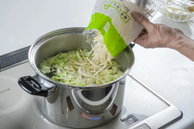 （１）ゆでる！　鍋にいっぱいのお湯を沸かし、麺と野菜をゆでる。野菜はゆですぎると水分が出るためサッと湯通しする程度がオススメ。麺はゆでた後に熱湯をかけてぬめりを取ろう