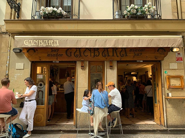 「ＧＡＮＢＡＲＡ」の外観。テラス席も良い雰囲気