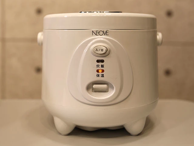 【ネオーブ　ＲＲＳ－ＡＴ３０】購入価格２６１０円。量販店の売り場で最安を誇っていたため購入。しかし、その炊飯力は上位機種に迫る超コスパモデル。電源のオン・オフ、炊飯、保温しか機能がないという潔さ。とにかく安くウマく炊きたいならこれ！