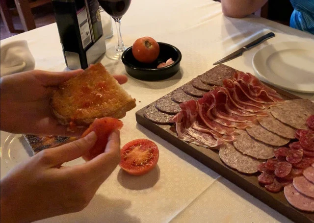 アナがパン・コン・トマテの作り方を指導してくれた