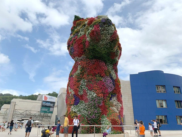 ビルバオのハチ公？　お花でできた犬のオブジェ『パピー』はジェフ・クーンズ作