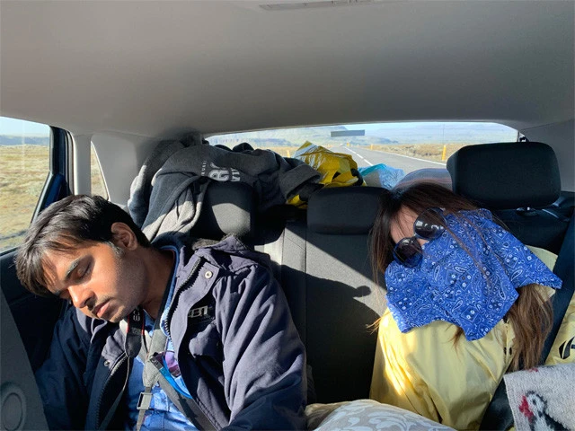 疲れて寝ているクマとナオミちゃん