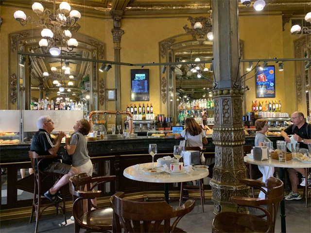 ヘミングウェイが通った「カフェ・イルーニャ」