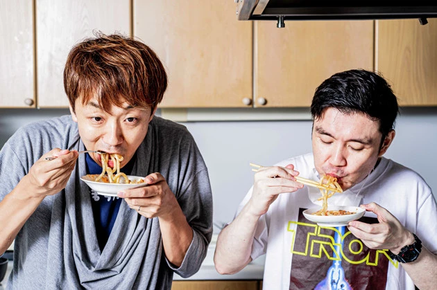 (5)激ウマ! 麺はどこからどう見てもうどんだが、口に運ぶとミートソースの本格的な味わいに釣られて生パスタとしか思えなくなる。お好みで粉チーズやタバスコをかけて召し上がれ!