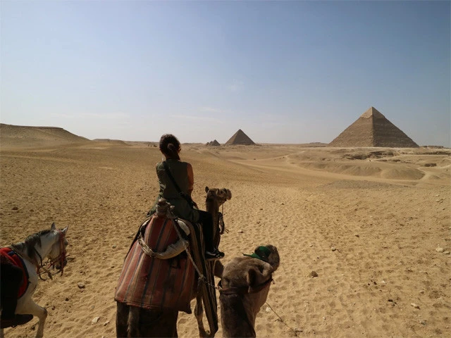 エジプトのクフ王の眠るピラミッド