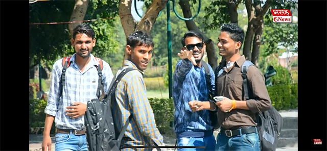 しっかりとスプレーをかけられても、ドッキリだとわかると笑顔を見せる男性たち