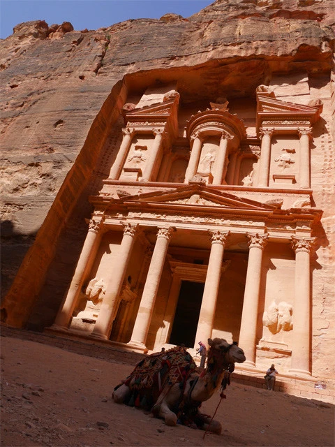 砂岩の岩肌を彫って造られた遺跡「エル・ハズネ」