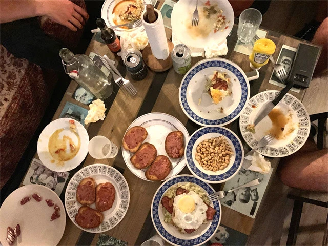 下のほうにある目玉焼きが乗ってるのがお好み焼き。ぽくない