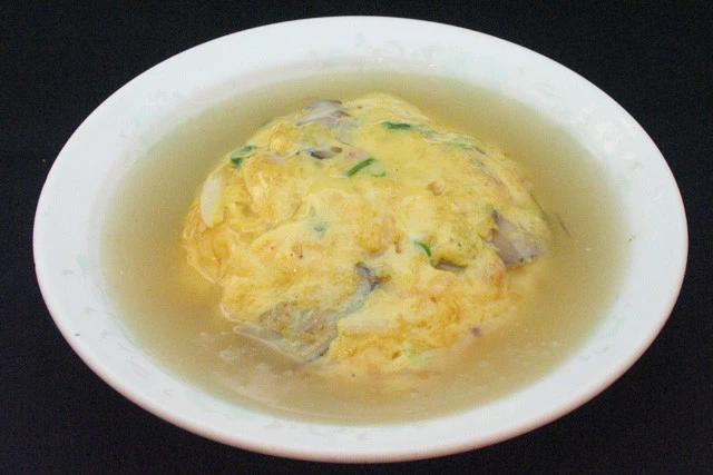 珉珉。写真は塩ベースの関西の天津飯。関東では醤油、塩、甘酢など店舗によって味つけは異なっている