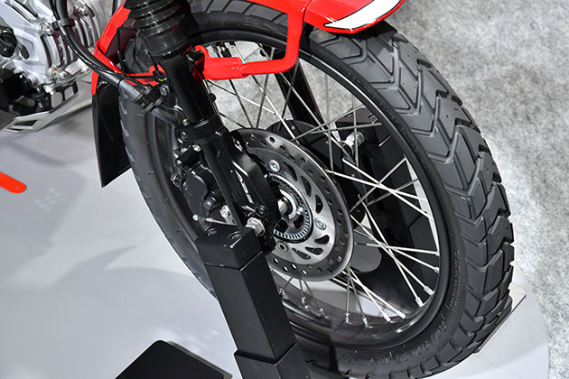 一般的なバイクと同じトップブリッジとテレスコピック式フォークで走破性向上。タイヤはセミブロック