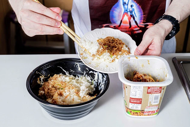 (5)カスタム! 表面がカリッと焼けた麺は本物の焼きそばをもしのぐウマさ。ニンニクだれも効いていてご飯にも合う。胃袋に余裕があれば余っているご飯に焼きそばをのせて食べてしまおう!