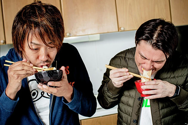 (4)激ウマ! トースターなどで焼いた餅を投入し、お椀に入れて食べよう。甘く優しい味はいつもどおり。そこにコーラに使われている香料やスパイスがプラスされ、薬膳料理のような風味に!