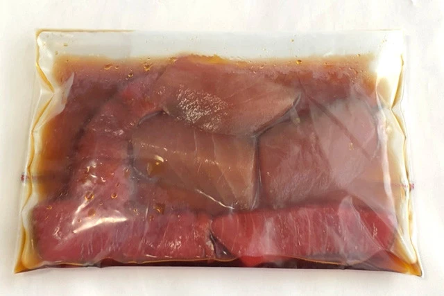 刺し身などの生魚は調味液に漬けた状態で冷凍保存すると、乾燥も防げて、解凍後もおいしく食べられる
