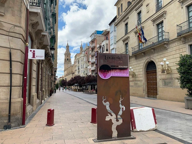 「ワインツーリズム」と書かれた少し観光地っぽい旧市街の入り口