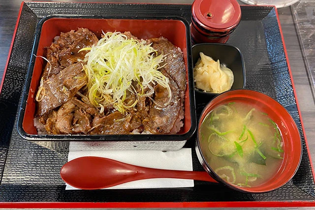 名物はミスジの焼き牛重(850円)