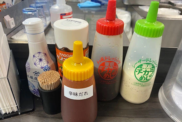 卓上のタレやドレッシング、ソースなどで味変できるのも魅力