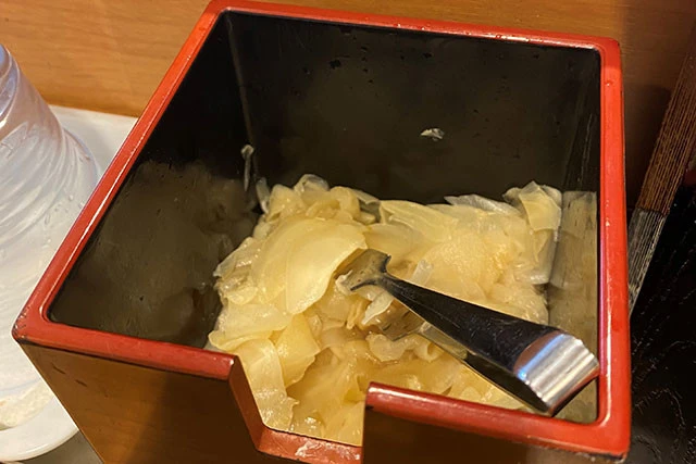 紅しょうがではなくガリがつけ合わせなのもポイント