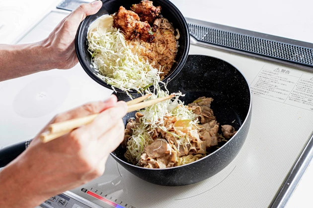 (2)すた丼! 伝説のすた丼屋の「唐揚げ合盛りすた丼」の豚肉、唐揚げ、キャベツをすべてフライパンへ投下! さらにモッチッチのソースも入れる。引き続き炒めながら全体をなじませよう