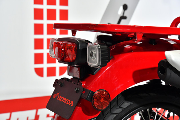 荷物がガッツリ積める大型リアキャリアの下には、四角く大きいウインカー。質実剛健！