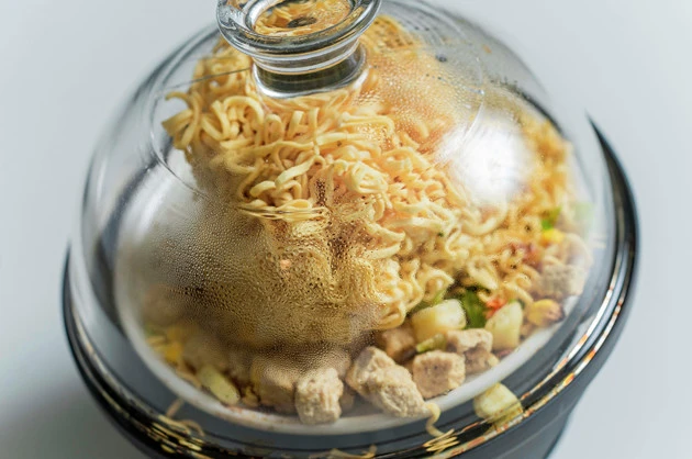 (3)さらに燻製! 燻製割り箸で燻製フードを食べれば限界突破した燻製感を味わえる。ということで、もともと燻製感の強いカップヌードルしおを乾燥したまま燻製器に入れ、さらに燻製!