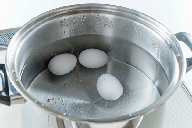 (1)ゆでる! 鍋にお湯をたっぷりと沸騰させ、割れないように気をつけながら卵を入れてゆでる。卵の固さはお好みで調整できるが、オススメは7分半。黄身がとろとろに仕上がるはずだ
