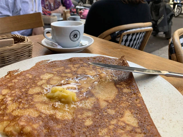 バターはフランス名物のボルディエ