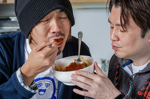 ｂ級フード研究家 野島慎一郎のバカレシピ 辛さが人気のカップ麺とセブンの麻辣飯をミックスしたモンスター級の激辛メシ 辛辛魚仕立ての激辛そばめし 写真 ニュース 週プレnews 週刊プレイボーイのニュースサイト