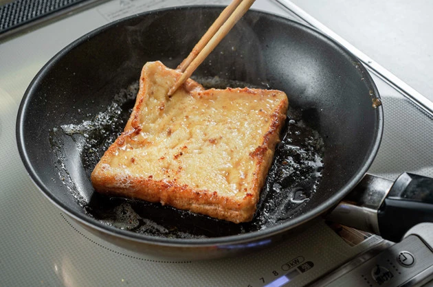 (3)焼く! フライパンにバターを溶かし、バターを吸収させながら食パンを焼く。表面に軽く焦げ目がついたら完成だ。焼き加減はお好みで変えても構わないが、すぐ黒く焦げるので要注意