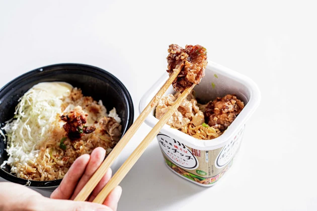 (3)盛りつけ! 全体が混ざったら火を止めて完成。自宅の食器に盛りつけても問題ないが、モッチッチ感を堪能するには元の容器に戻して盛りつけるのがベター。保温効果も高いのでオススメ