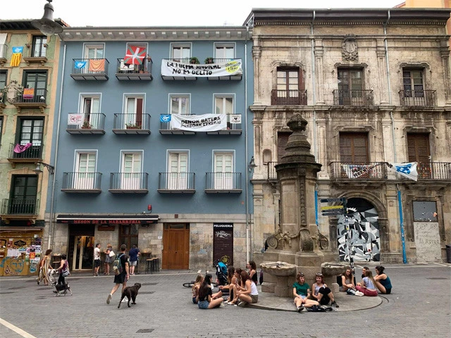 旧市街にはお洒落な店がたくさんあり若者率が高い
