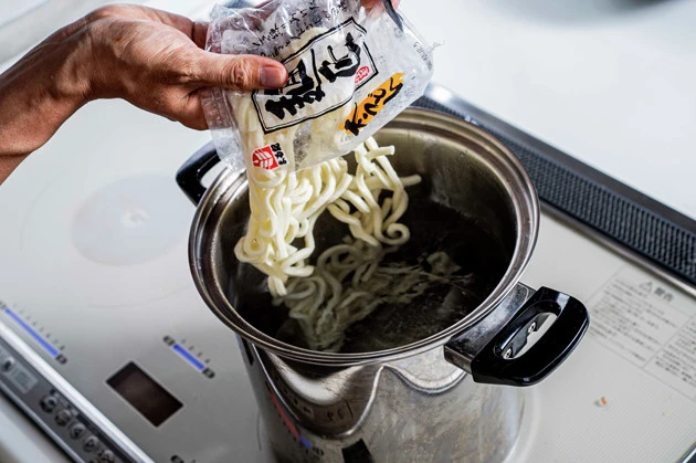 (2)ゆでる! 生パスタを用意できればもちろんベストだが、今回はスーパーで売っている、ゆでうどんを代替品として使用。軽く湯通しするだけで疑似生パスタとなるので、時短にも対応