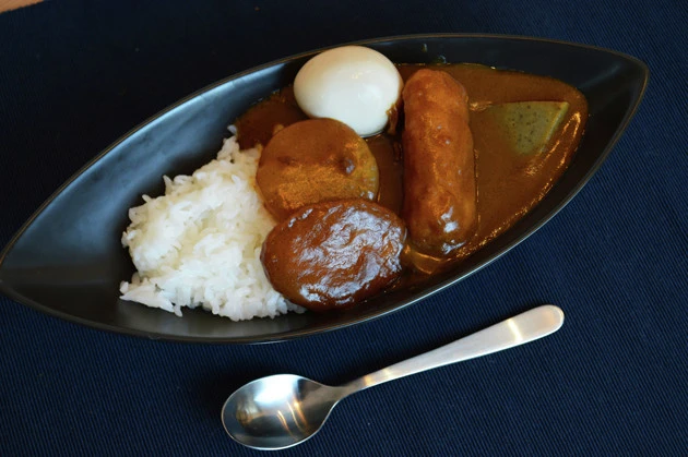 【B級フード研究家・野島慎一郎のバカレシピ】おでん風味のカレーとかウマいの確定です!「具だくさん! コンビニおでんカレー」