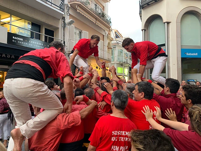 スピーディーに人々が登り始め