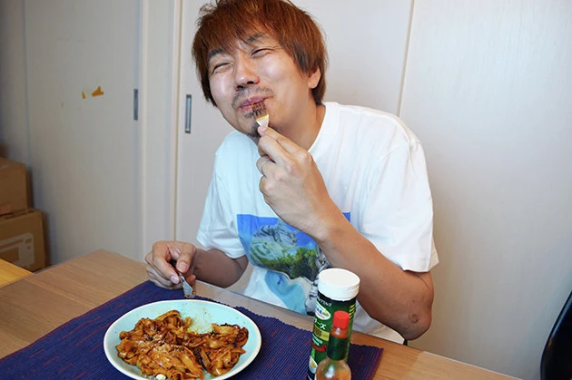 (5)激ウマ! 焼き上がったら軽く粉チーズをかけて熱いうちに食べよう。表面はカリカリなのに生地はモチモチ。中からチーズがとろーり。激しくウマい! 辛口が好きならタバスコもかけよう