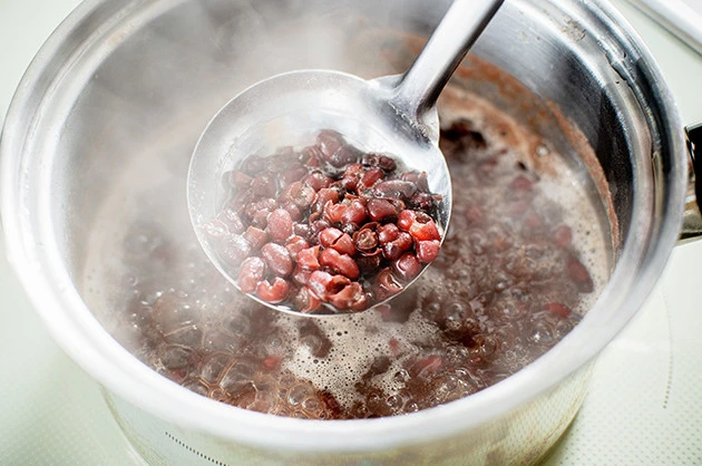 (1)煮込む! あずきと水を鍋に入れて一度沸騰させ、差し水をしながら1時間半ほど煮込む。面倒なら缶詰のものを代用したり、市販のおしるこにコーラをちょい足しするだけでもよい