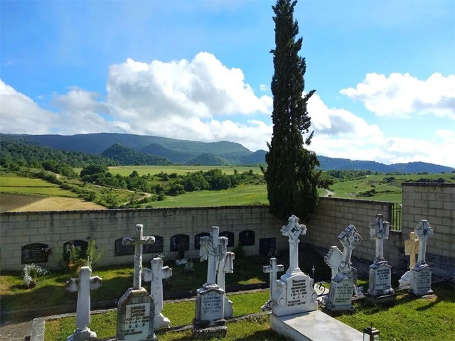 街から車でちょっと行った所の村「Larraona」の墓地を散歩