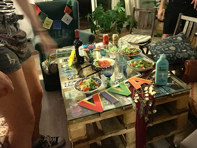 パーティーの準備中。私は部屋の飾り付けとトマトサラダ担当