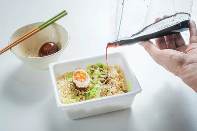 (5)リサイクル! 漬けダレとして使用したソースは多少味が薄くなるが、ペヤング用のソースとして再利用可能。余った麺を食べるときにも使える。冷蔵庫で保存し、なるべく早めに使い切ろう