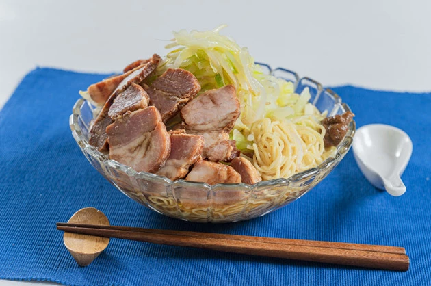 【B級フード研究家・野島慎一郎のバカレシピ】大谷翔平もびっくりのサッパリ&コッテリの二刀流!「冷やし中華で夏二郎! ニンニクポン酢ラーメン」