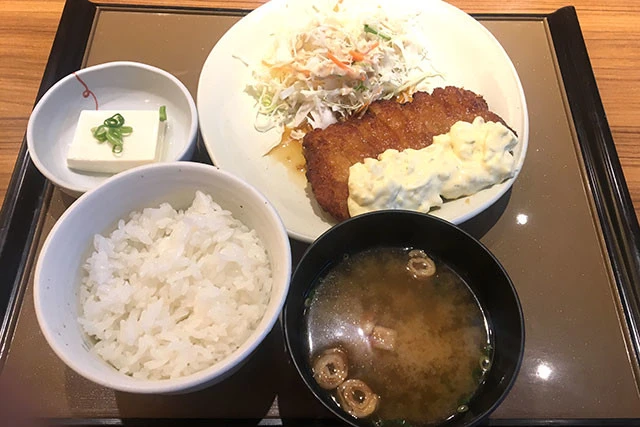 同じメニューでも市販の弁当より定食を選ぶこと。尿をアルカリ化する野菜を自然と摂取することができる