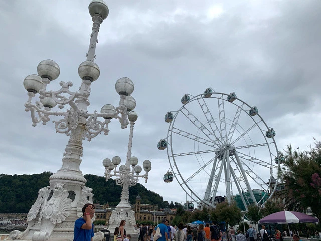 街の広場には観覧車がゆるりと回っている
