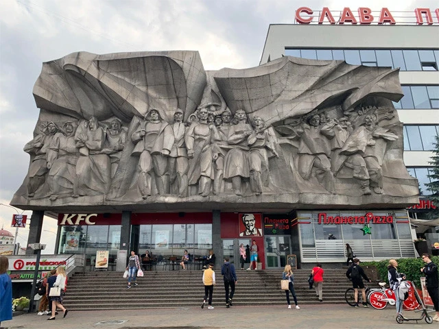 地下鉄ネミガ駅の近くの交差点に面した「世界一インパクトのあるKFC」