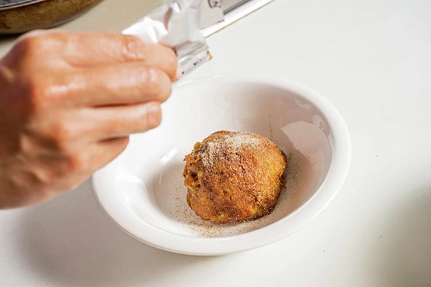 (4)ソース! 仕上げに粉末ソースをまぶしたら完成。焼きそばについてくる粉末ソースを使うとキャベツ太郎の味を見事に再現できる。余った麺は冷凍保存も可能。塩焼きそばにして食べよう