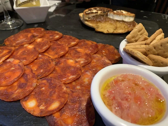 サラミとチーズでお腹いっぱいになっちゃった