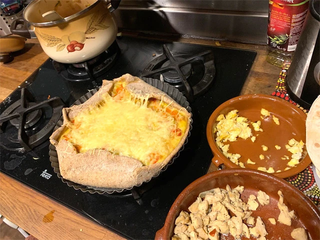 アルゼンチンのポピュラー料理タルタ（キッシュ）